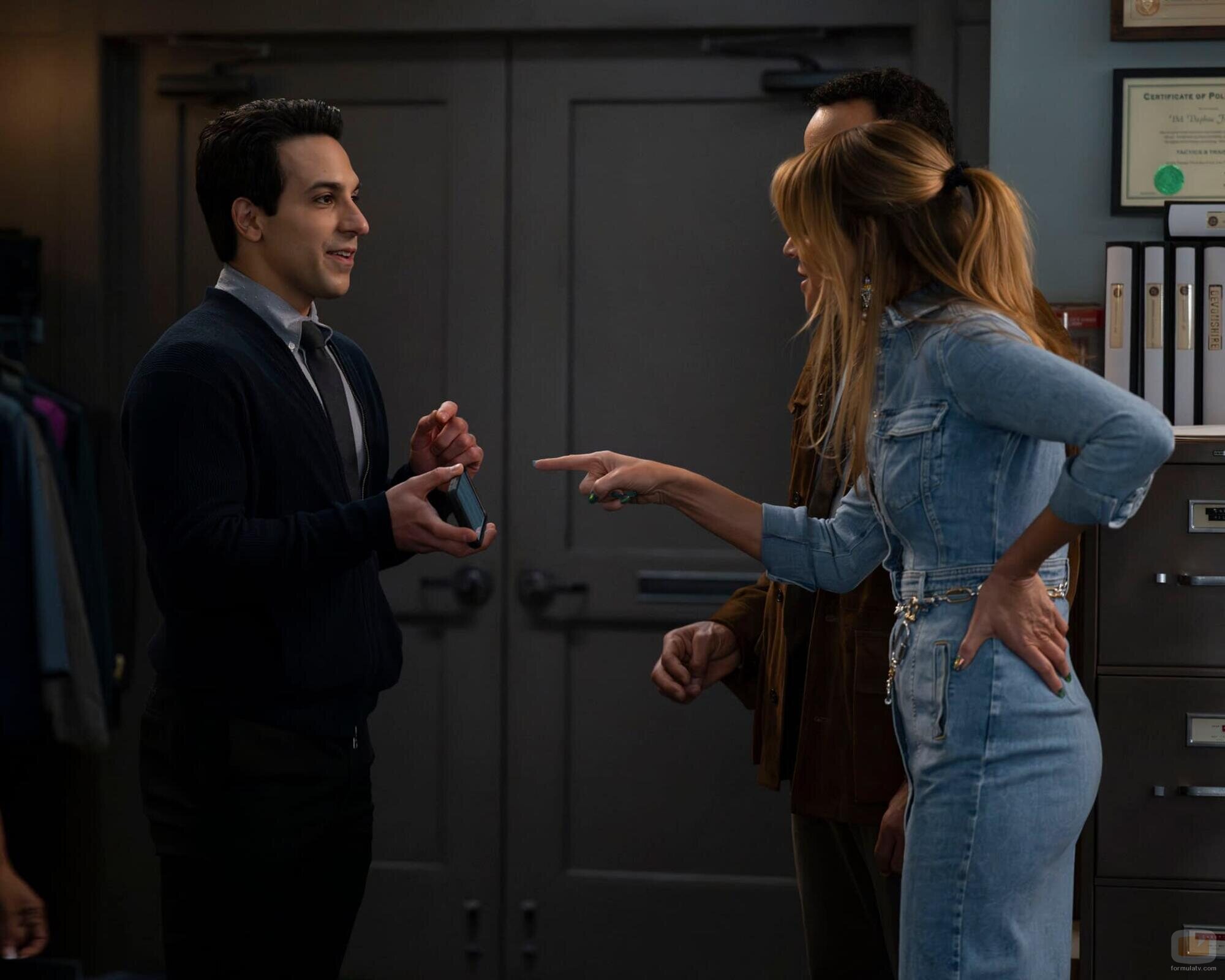 Kaitlin Olson y Deniz Akdeniz en la temporada 1 y el capítulo 03 de 'High Potential'