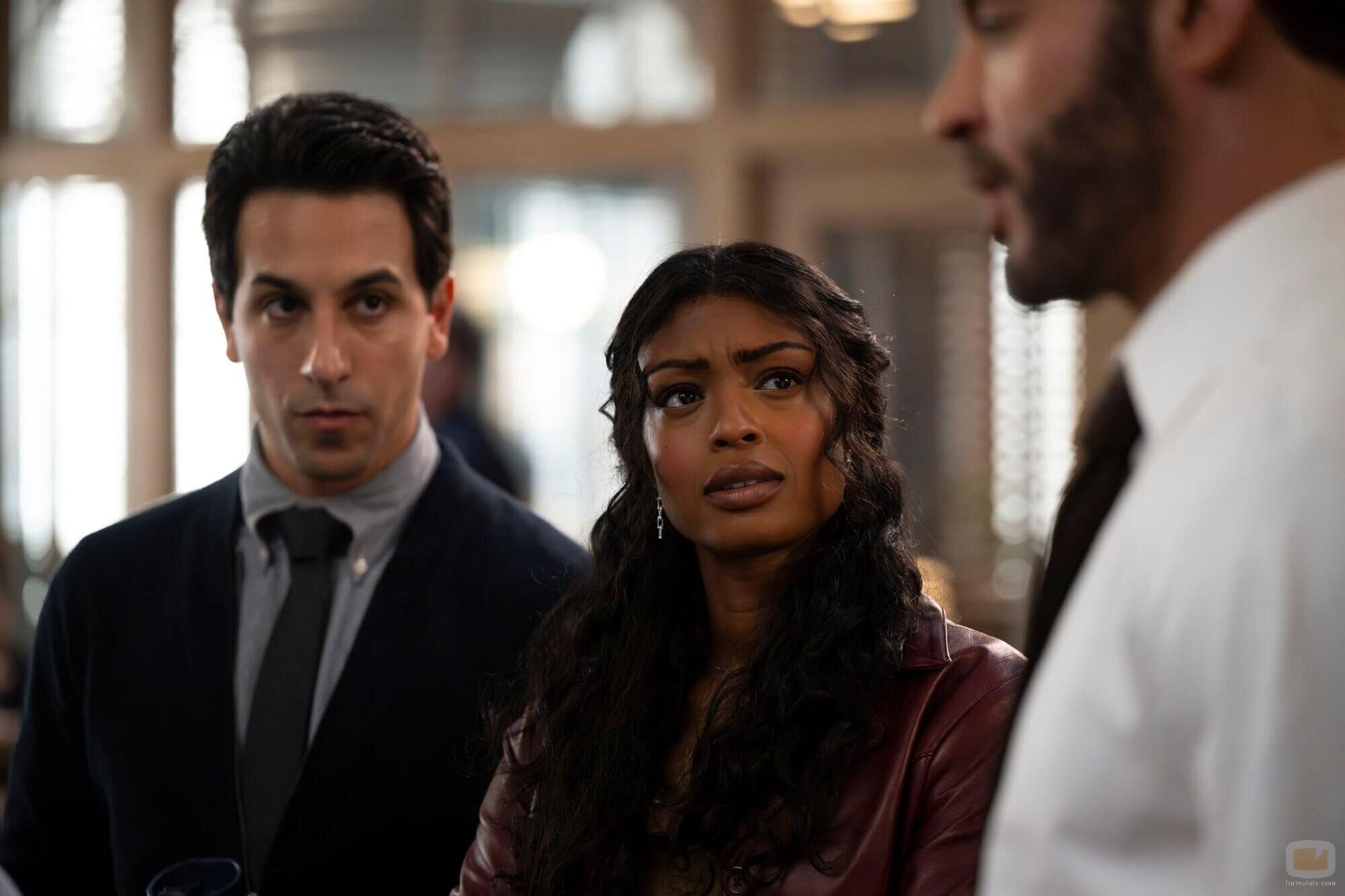 Imagen de Deniz Akdeniz y Javicia Leslie en la temporada 1 y el capítulo 03 de 'High Potential'