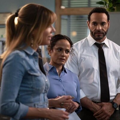Judy Reyes y Daniel Sunjata en el 1x03 de 'High Potential'