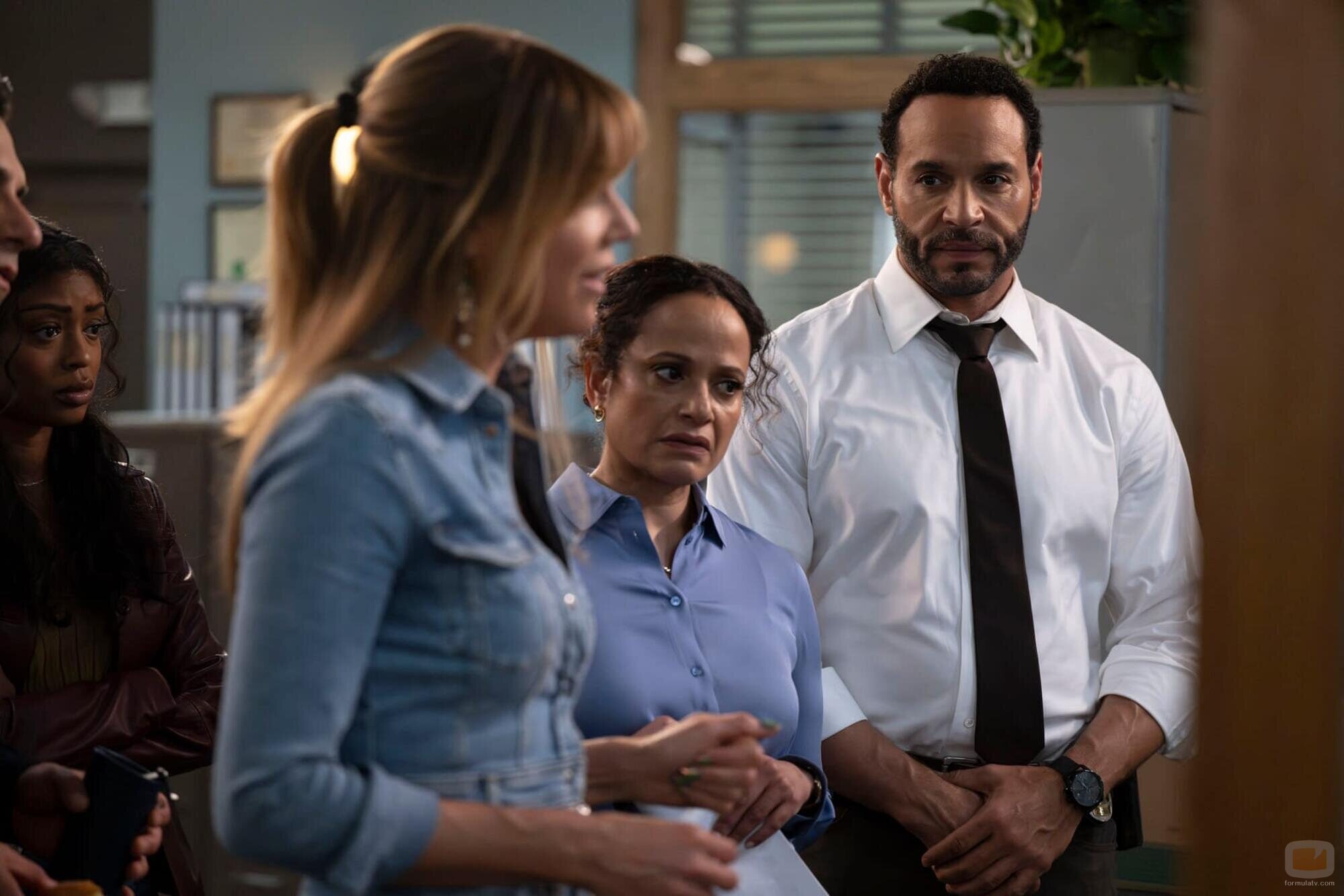 Judy Reyes y Daniel Sunjata en el 1x03 de 'High Potential'