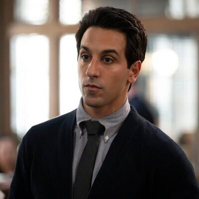 Escena de Deniz Akdeniz en el 1x03 de 'High Potential'