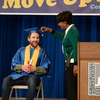 Charlie Day y Sheryl Lee Ralph en 4x09 'Voluntarios' de 'Colegio Abbott'