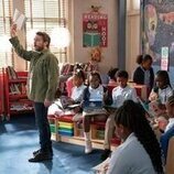 Escena de Charlie Day en el 4x09 de 'Colegio Abbott'