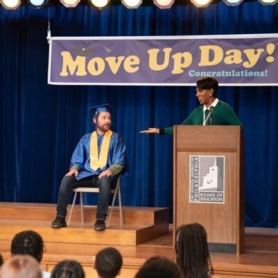 Charlie Day y Sheryl Lee Ralph en la temporada 4 y el capítulo 09 de 'Colegio Abbott'