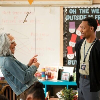 Kaitlin Olson y Tyler James Williams en Capítulo 9 titulado 'Voluntarios' de 'Colegio Abbott'