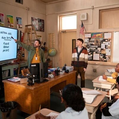 Charlie Day y Chris Perfetti en 4x09 titulado 'Voluntarios' de 'Colegio Abbott'