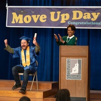 Charlie Day y Sheryl Lee Ralph en Capítulo 9 titulado 'Voluntarios' de 'Colegio Abbott'