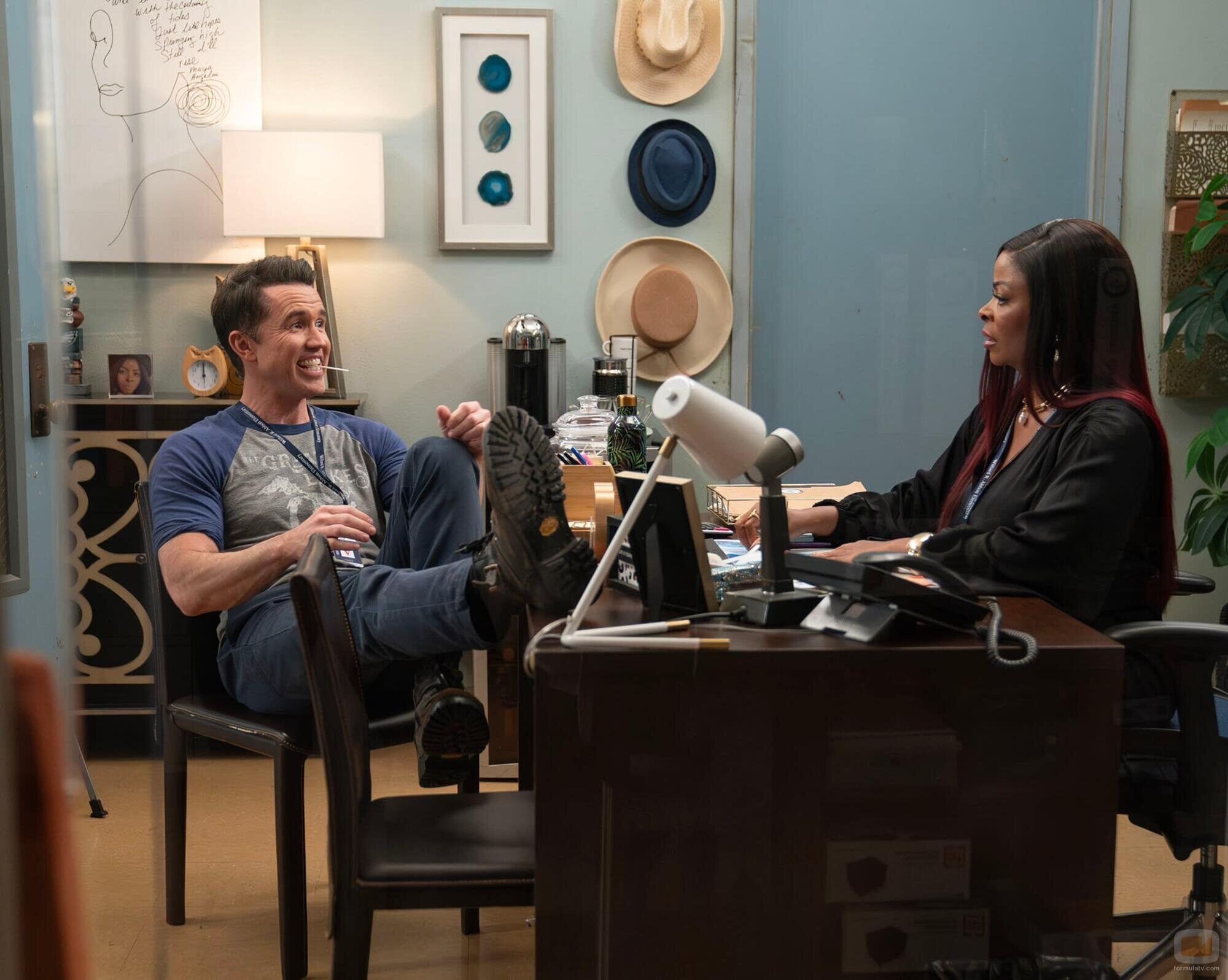 Rob McElhenney y Janelle James en 4x09 titulado 'Voluntarios' de 'Colegio Abbott'