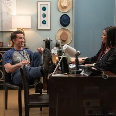 Rob McElhenney y Janelle James en 4x09 titulado 'Voluntarios' de 'Colegio Abbott'