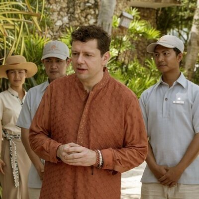 Christian Friedel en 3x01 titulado 'Same Spirits, New Forms' de 'The White Lotus'
