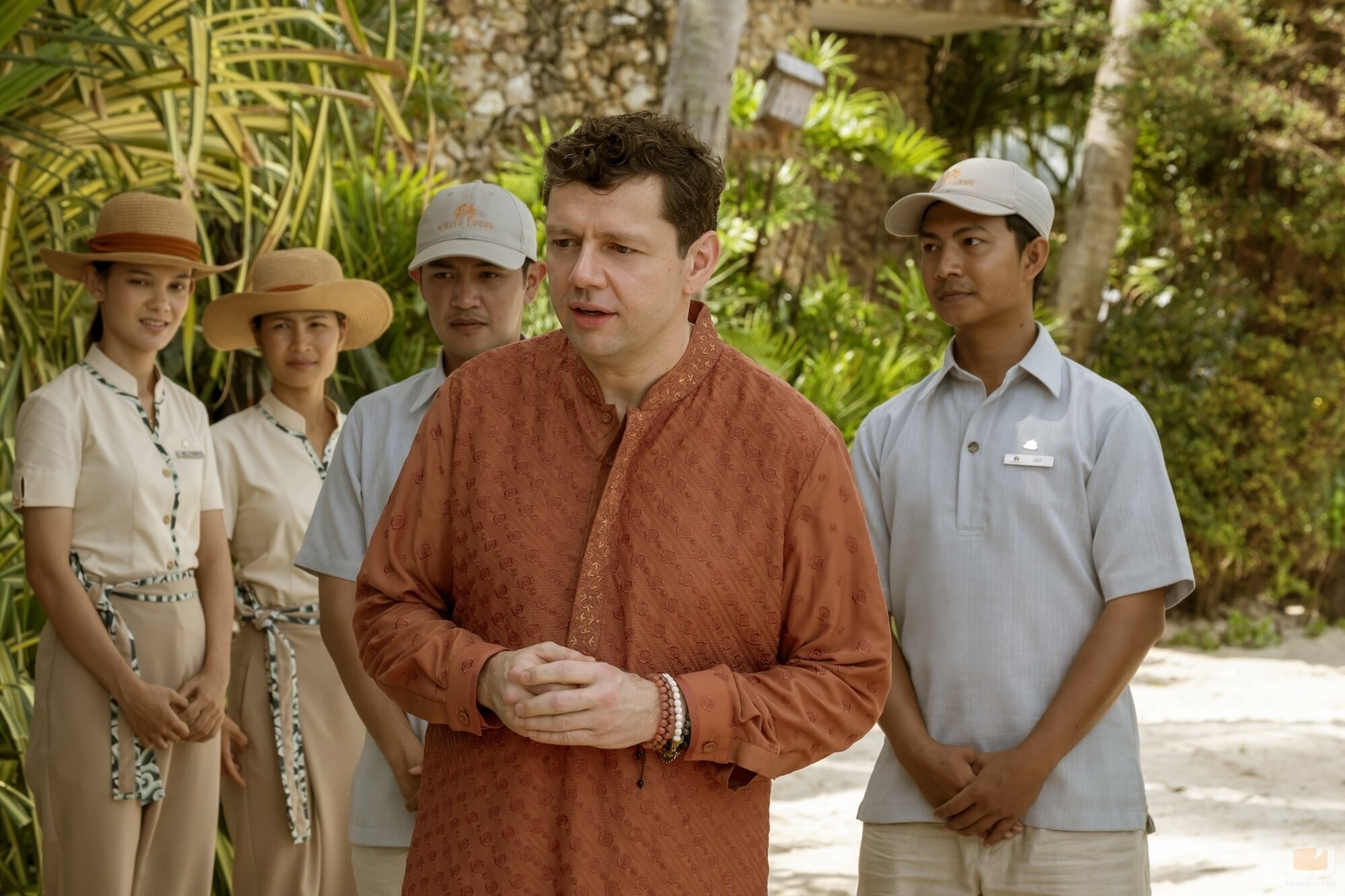 Christian Friedel en 3x01 titulado 'Same Spirits, New Forms' de 'The White Lotus'