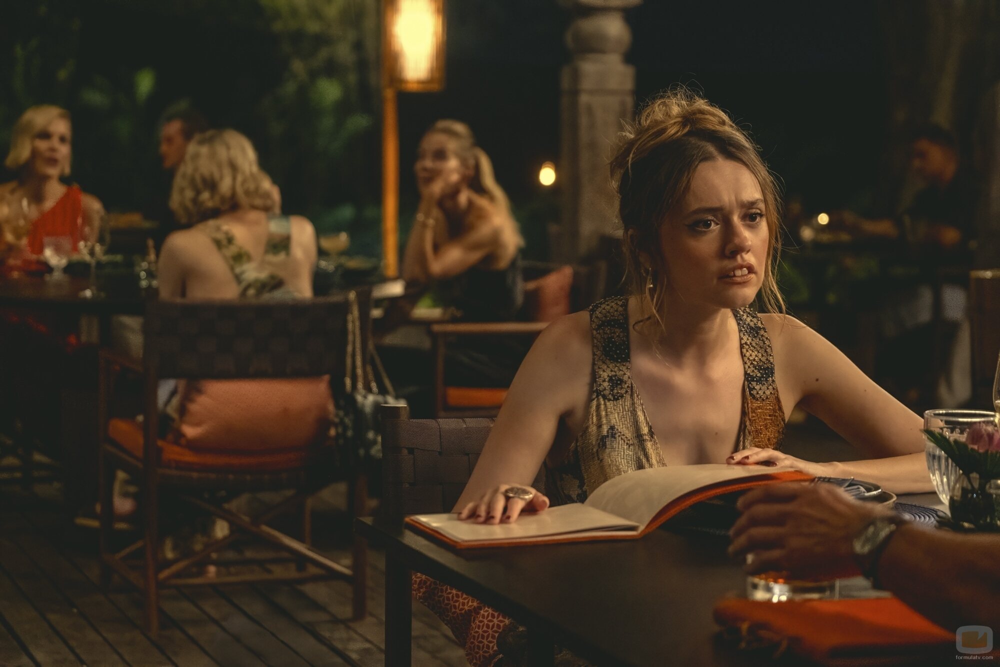 Aimee Lou Wood en Capítulo 1 titulado 'Same Spirits, New Forms' de 'The White Lotus'