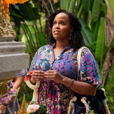 Natasha Rothwell en Capítulo 1 titulado 'Same Spirits, New Forms' de 'The White Lotus'