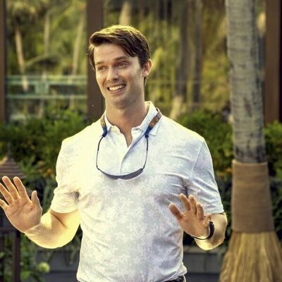 Patrick Schwarzenegger en el 3x01 de 'The White Lotus'