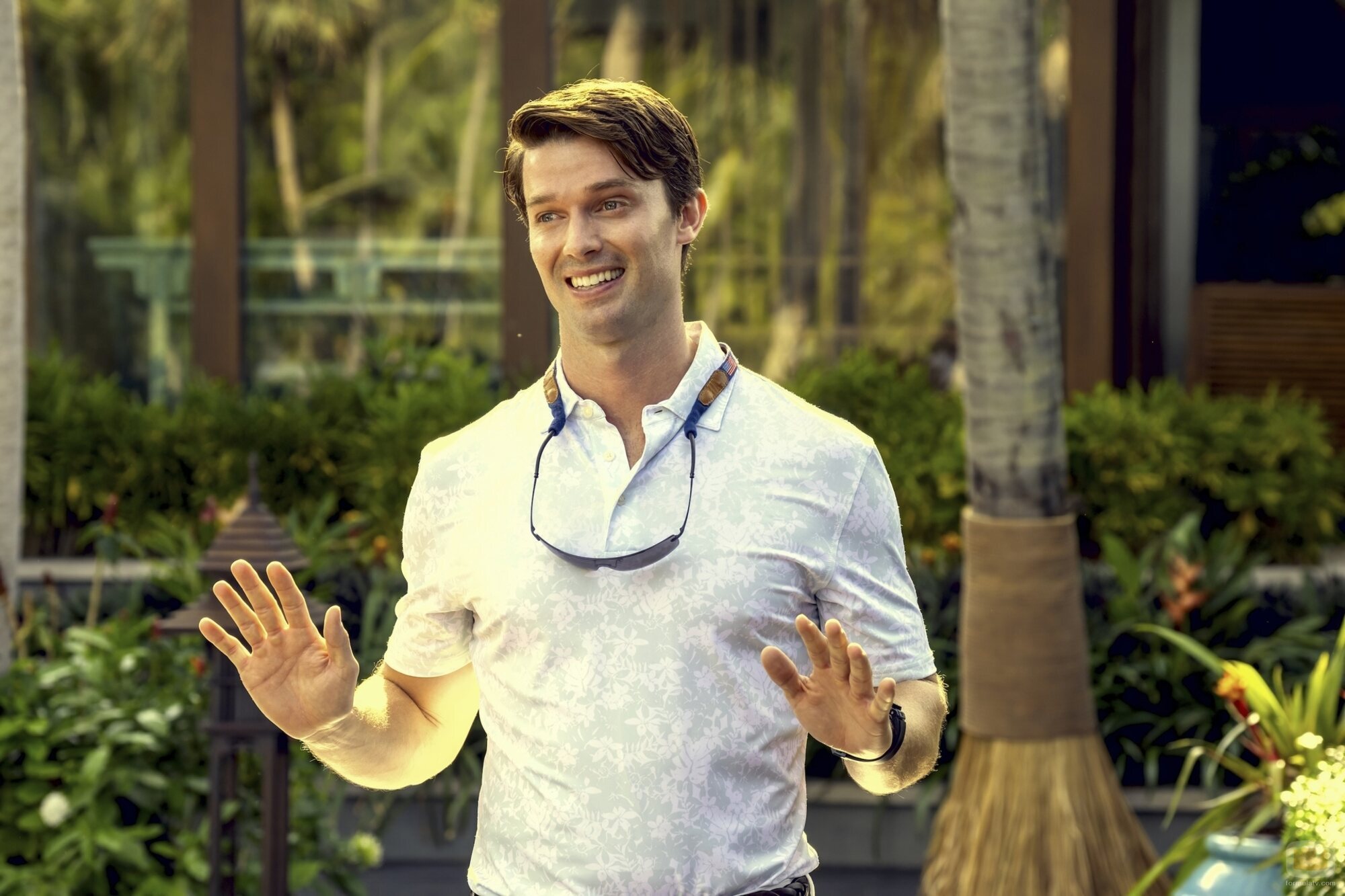 Patrick Schwarzenegger en el 3x01 de 'The White Lotus'
