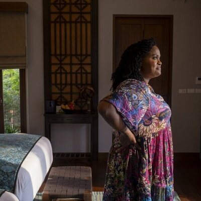 Natasha Rothwell en la temporada 3 y el capítulo 01 de 'The White Lotus'