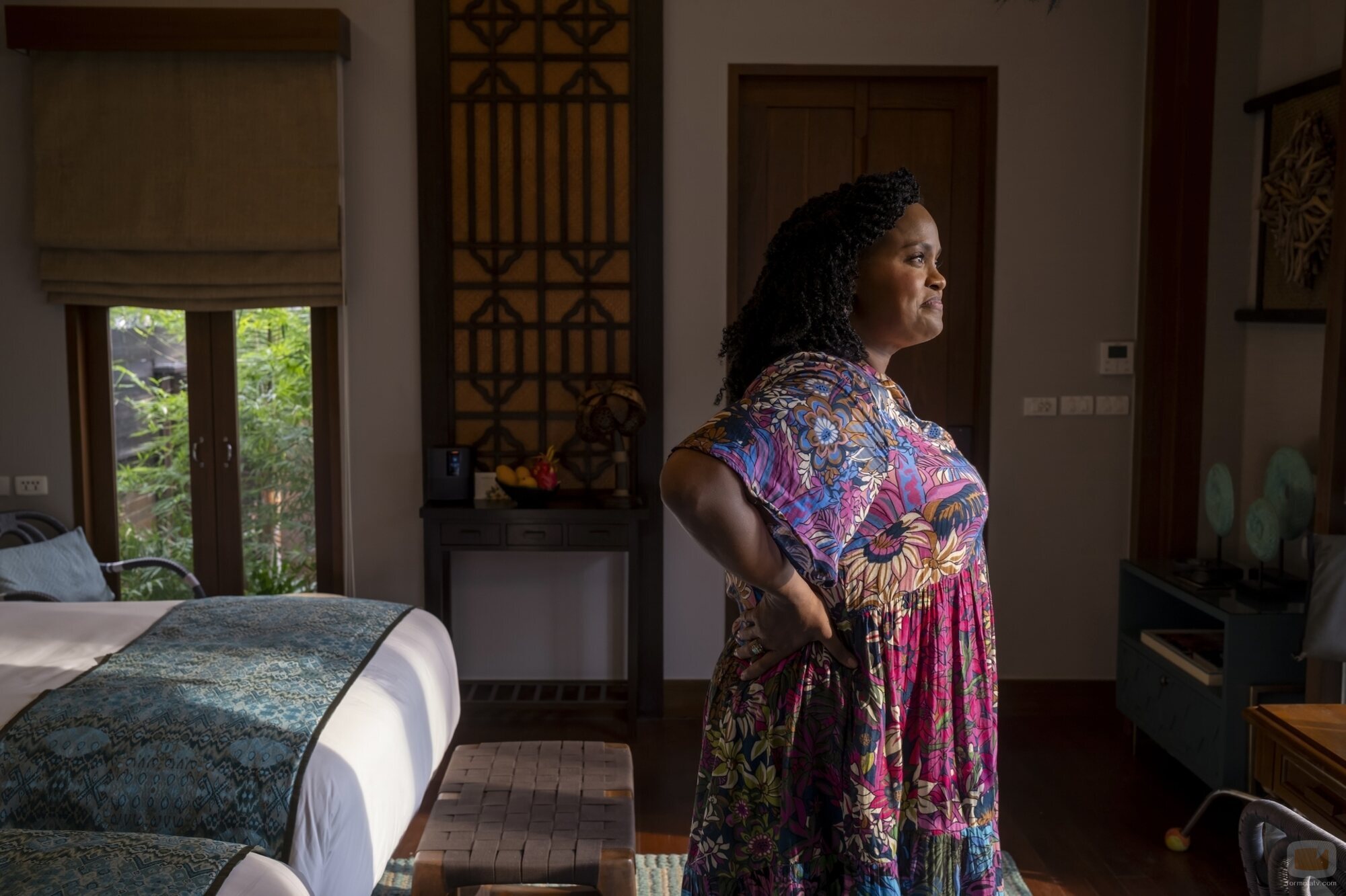 Natasha Rothwell en la temporada 3 y el capítulo 01 de 'The White Lotus'