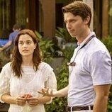 Patrick Schwarzenegger y Sarah Catherine Hook en 'Same Spirits, New Forms' de 'The White Lotus'