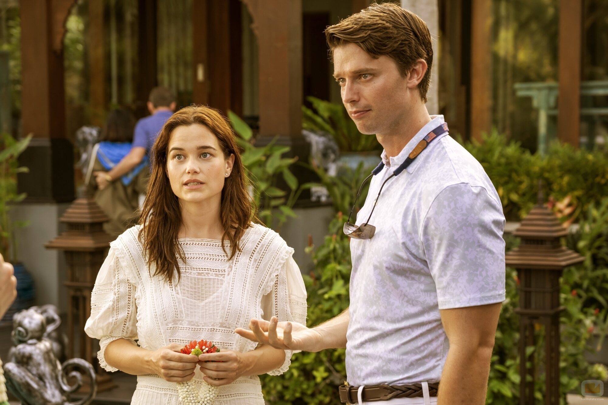 Patrick Schwarzenegger y Sarah Catherine Hook en 'Same Spirits, New Forms' de 'The White Lotus'