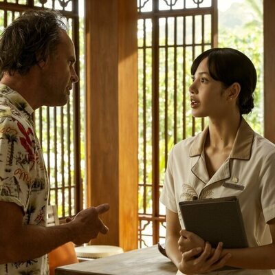 Walton Goggins y Lalisa Manoban en la temporada 3 y el capítulo 01 de 'The White Lotus'