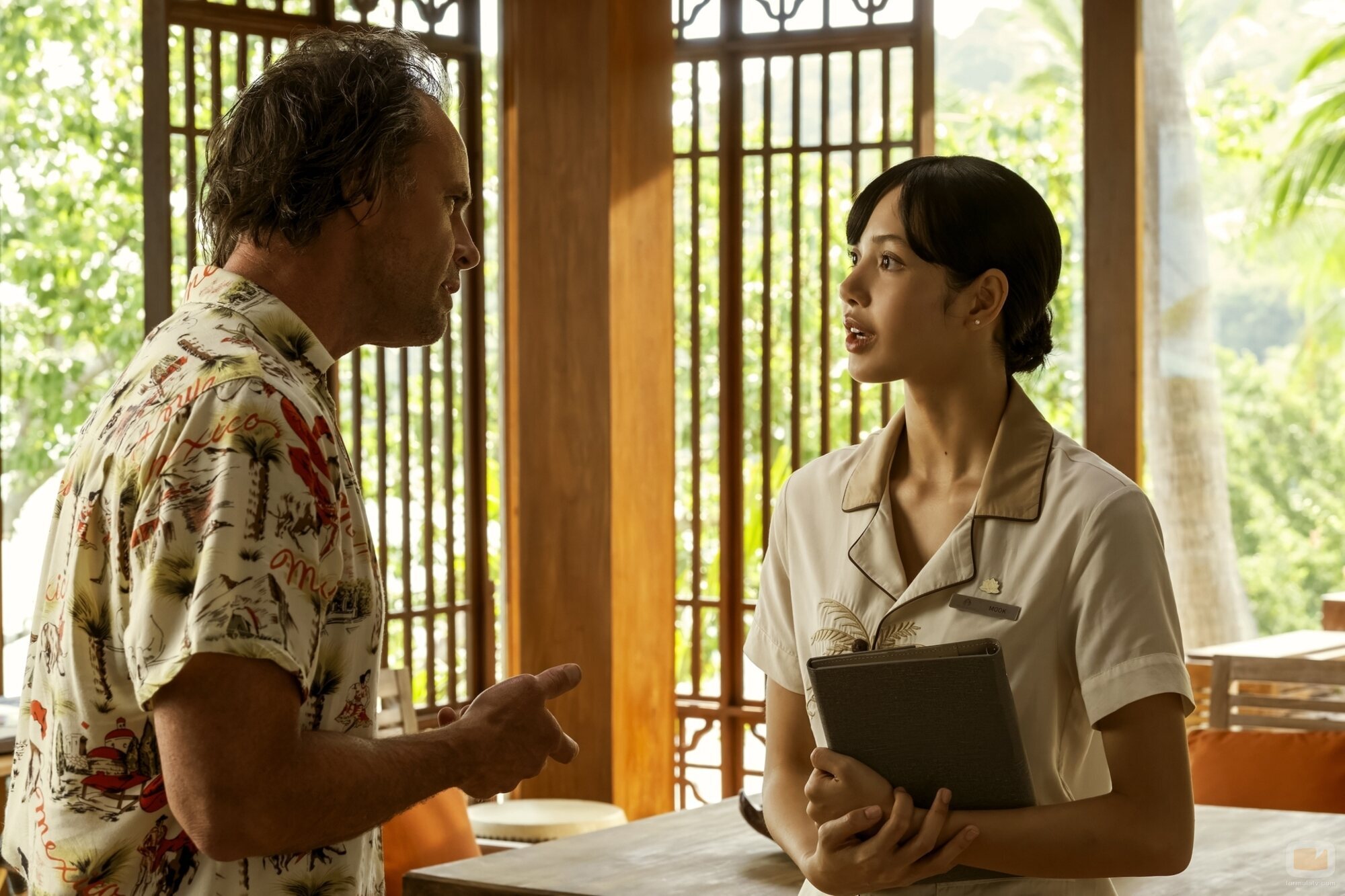 Walton Goggins y Lalisa Manoban en la temporada 3 y el capítulo 01 de 'The White Lotus'