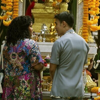 Natasha Rothwell y Dom Hetrakul en el 3x01 de 'The White Lotus'