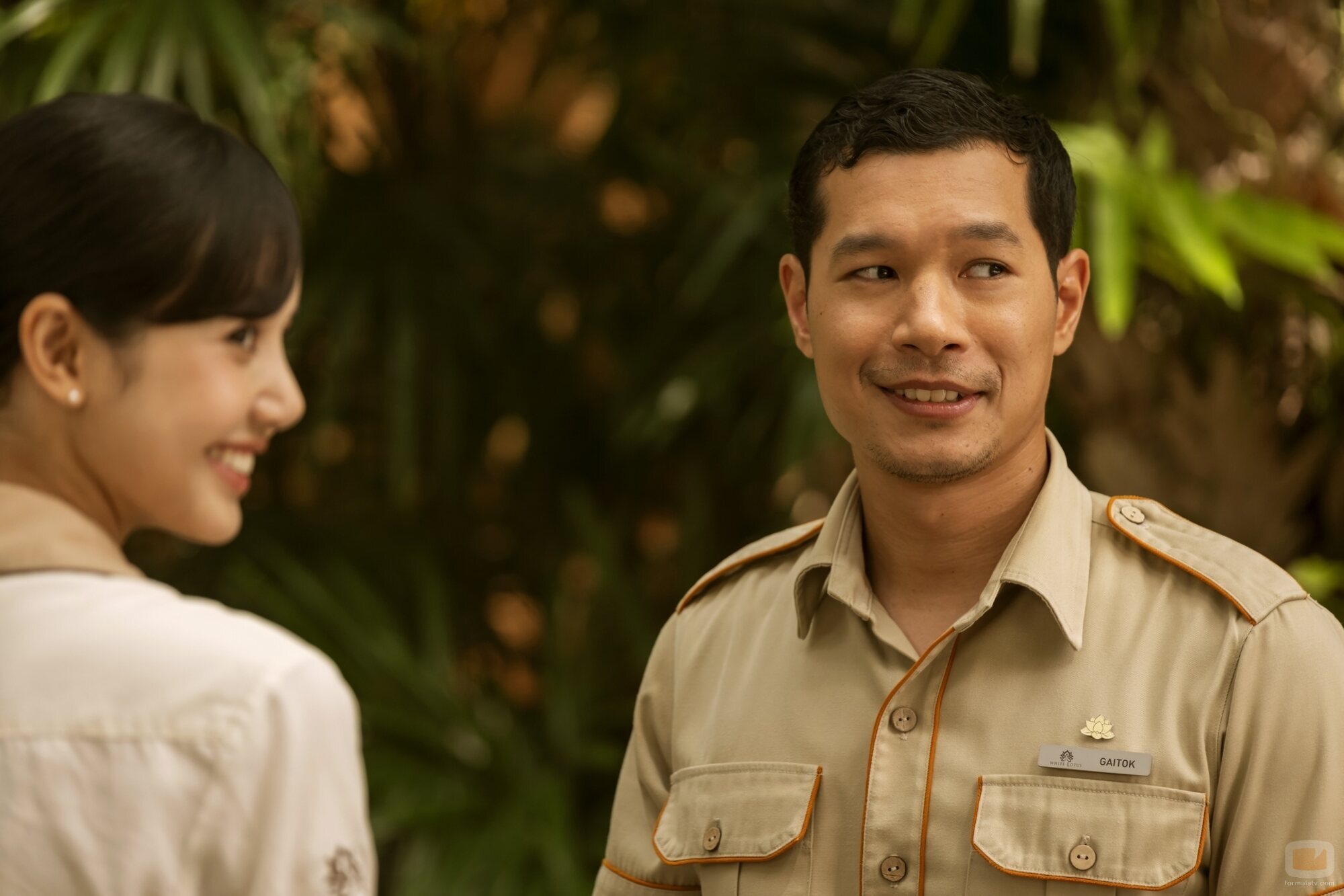 Tayme Thapthimthong en 3x01 'Same Spirits, New Forms' de 'The White Lotus'