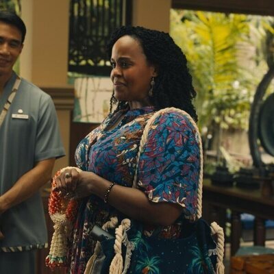 Natasha Rothwell y Dom Hetrakul en la temporada 3 y el capítulo 01 de 'The White Lotus'