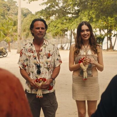 Walton Goggins y Aimee Lou Wood en Capítulo 1 titulado 'Same Spirits, New Forms' de 'The White Lotus'
