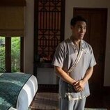 Dom Hetrakul en 3x01 titulado 'Same Spirits, New Forms' de 'The White Lotus'