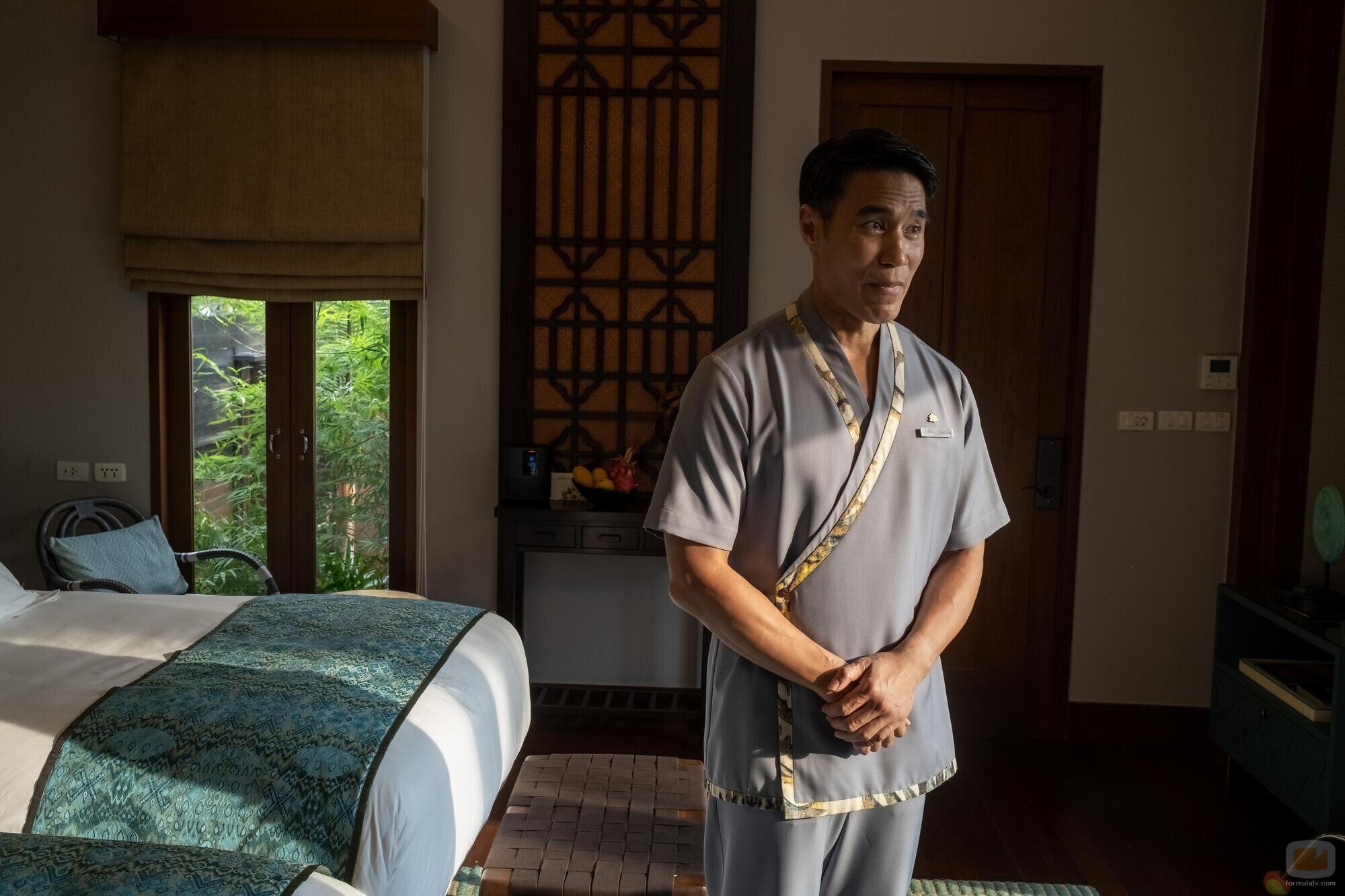 Dom Hetrakul en 3x01 titulado 'Same Spirits, New Forms' de 'The White Lotus'