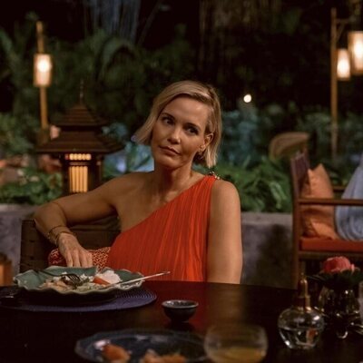 Leslie Bibb en Capítulo 1 titulado 'Same Spirits, New Forms' de 'The White Lotus'