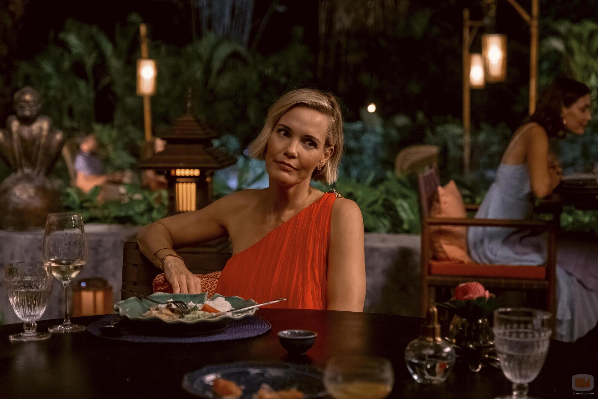 Leslie Bibb en Capítulo 1 titulado 'Same Spirits, New Forms' de 'The White Lotus'