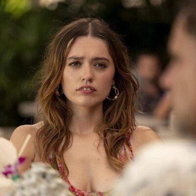 Aimee Lou Wood en 3x02 'Special Treatments' de 'The White Lotus'