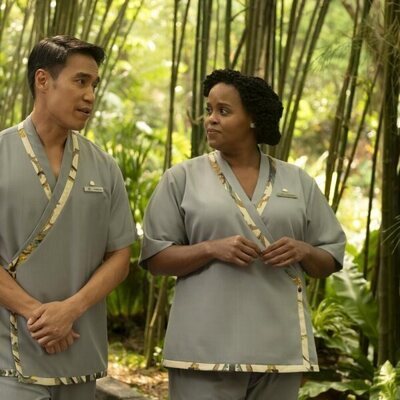 Natasha Rothwell y Dom Hetrakul en Capítulo 2 titulado 'Special Treatments' de 'The White Lotus'