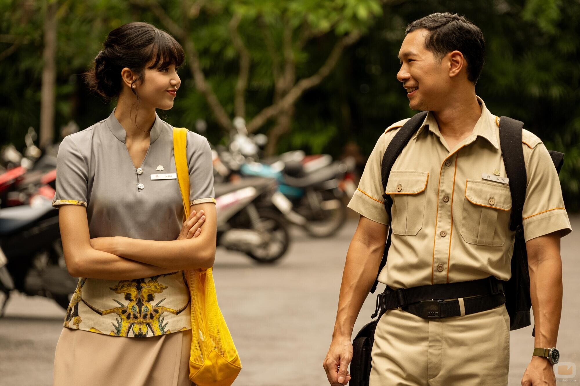 Tayme Thapthimthong y Lalisa Manoban en 3x02 titulado 'Special Treatments' de 'The White Lotus'