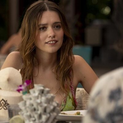 Aimee Lou Wood en 3x02 titulado 'Special Treatments' de 'The White Lotus'
