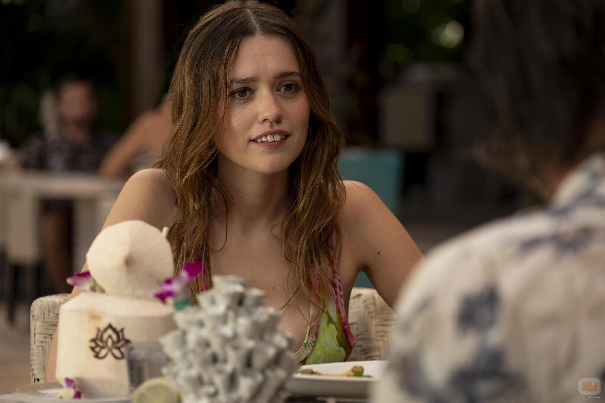 Aimee Lou Wood en 3x02 titulado 'Special Treatments' de 'The White Lotus'