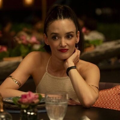Charlotte Le Bon en 3x02 'Special Treatments' de 'The White Lotus'