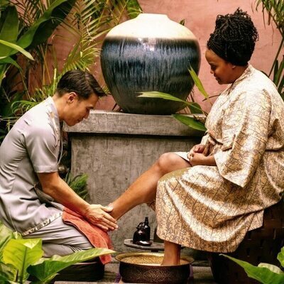 Still de Natasha Rothwell y Dom Hetrakul en Capítulo 2 titulado 'Special Treatments' de 'The White Lotus'