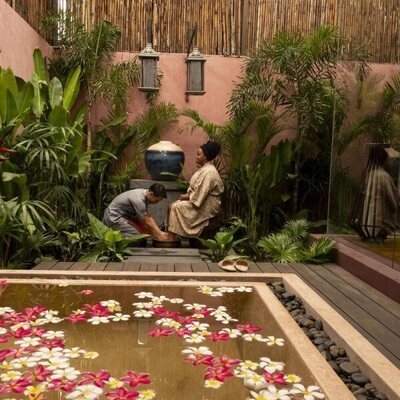 Escena de Natasha Rothwell y Dom Hetrakul en Capítulo 2 titulado 'Special Treatments' de 'The White Lotus'