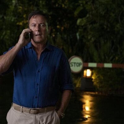 Jason Isaacs en 3x02 'Special Treatments' de 'The White Lotus'