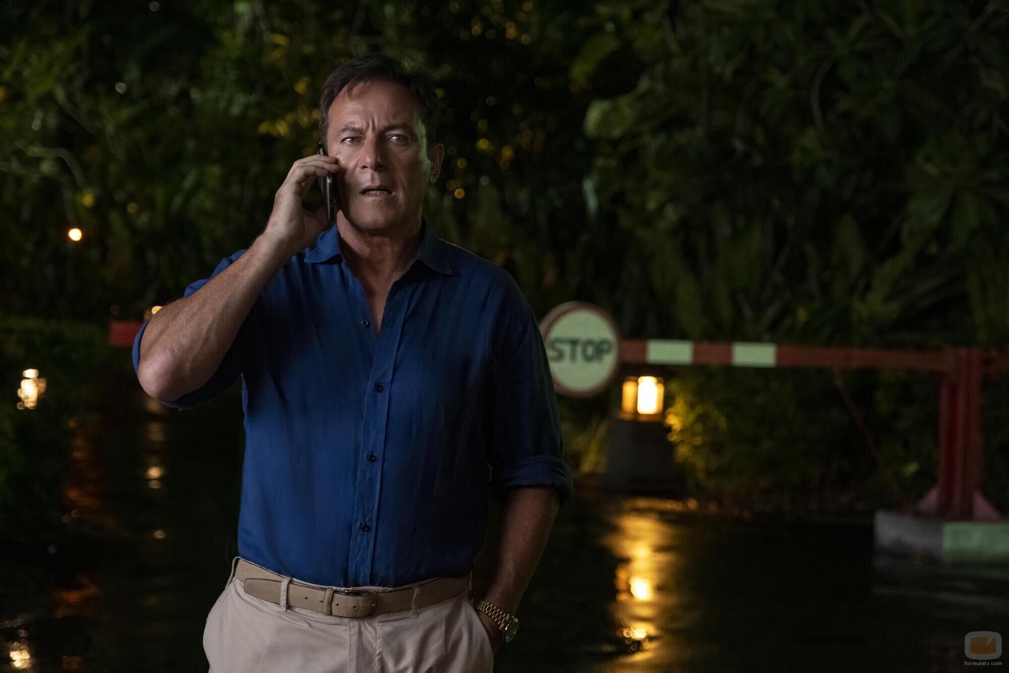 Jason Isaacs en 3x02 'Special Treatments' de 'The White Lotus'