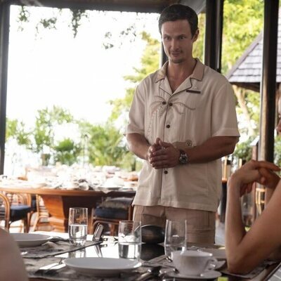 Michelle Monaghan y Arnas Fedaravicius en Capítulo 2 titulado 'Special Treatments' de 'The White Lotus'