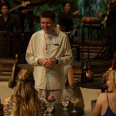 Christian Friedel en Capítulo 2 titulado 'Special Treatments' de 'The White Lotus'