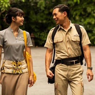 Tayme Thapthimthong y Lalisa Manoban en 3x02 'Special Treatments' de 'The White Lotus'