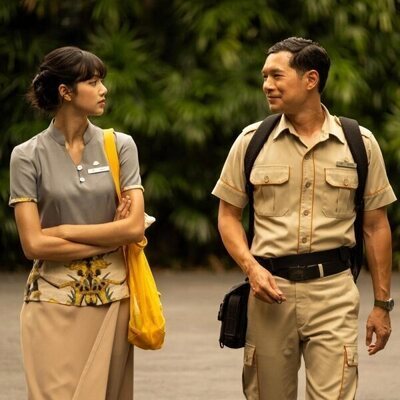 Still de Tayme Thapthimthong y Lalisa Manoban en 3x02 'Special Treatments' de 'The White Lotus'