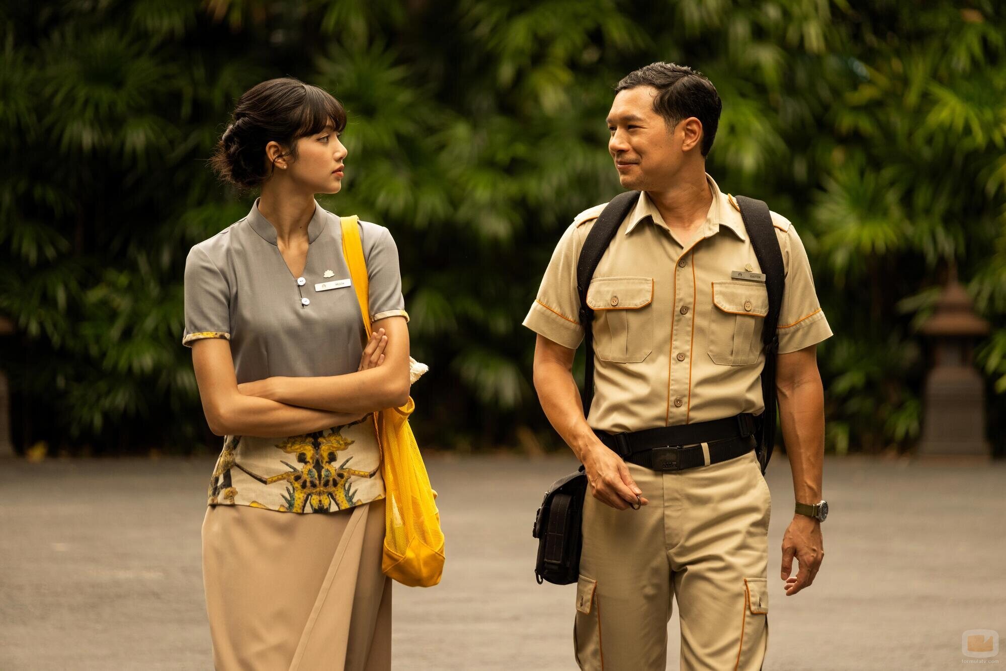 Still de Tayme Thapthimthong y Lalisa Manoban en 3x02 'Special Treatments' de 'The White Lotus'