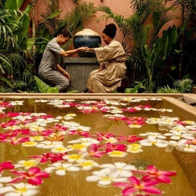 Natasha Rothwell y Dom Hetrakul en 3x02 titulado 'Special Treatments' de 'The White Lotus'