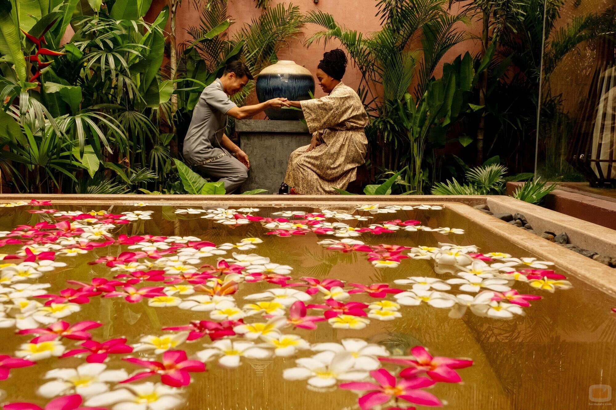 Natasha Rothwell y Dom Hetrakul en 3x02 titulado 'Special Treatments' de 'The White Lotus'